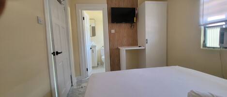 1 habitación, tabla de planchar con plancha, wifi y ropa de cama