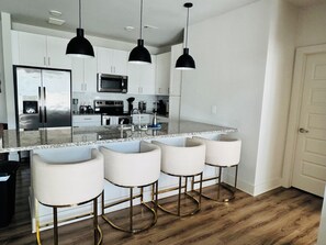 Een microgolfoven, een kookplaat, een vaatwasser