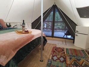 1 bedroom, bed sheets