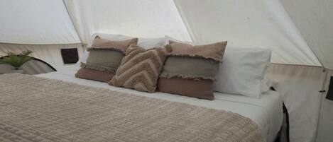 1 bedroom, bed sheets