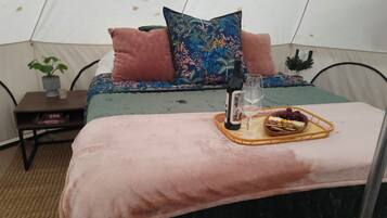 1 bedroom, bed sheets