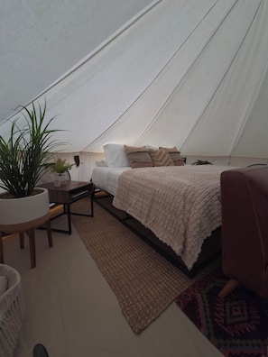 1 bedroom, bed sheets