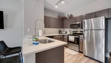 Kjøleskap, mikrobølgeovn, ovn og oppvaskmaskin