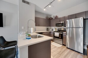 冷蔵庫、電子レンジ、オーブン、食器洗い機