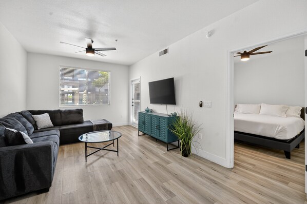 Departamento, 1 habitación | Área de sala de estar | Smart TV y servicios de streaming 