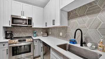 Refrigerador, horno, cafetera/tetera, tostadora