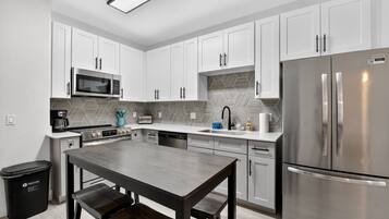 Refrigerador, horno, cafetera/tetera, tostadora