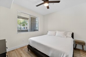 Apartment, 1 Bedroom | 1 bilik tidur, ruang kerja komputer riba, seterika/papan seterika 