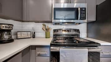 Apartamento, 1 quarto | Cozinha privada | Geladeira, fogão, cafeteira/chaleira, torradeira