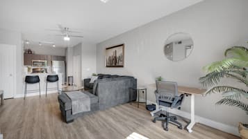 Leilighet, 1 soverom | Oppholdsområde | Smart-TV og strømmetjenester