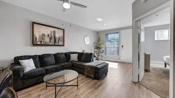 Apartamento, 1 quarto | Área de estar | Smart TV, serviços de streaming