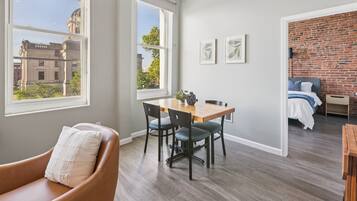 Apartemen, 3 kamar tidur | 3 kamar tidur, ruang kerja ramah laptop, dan Wi-Fi gratis