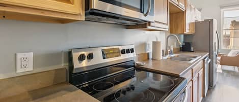 Apartment, 3 Bedrooms | Private kitchen | Fridge, oven, coffee/tea maker