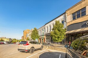 Property grounds - Rustic-industrial Loft With Courthouse Views 3 Bedroom Apts (Bloomington)