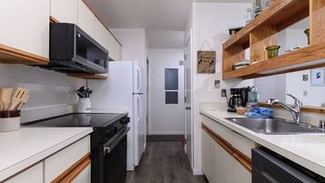 Condo, 1 Bedroom | Private kitchen | Fridge, oven, coffee/tea maker, toaster