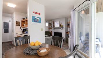 Condo, 1 Bedroom | Tempat makan
