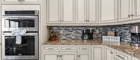 House, 5 Bedrooms | Private kitchen | Fridge, oven, coffee/tea maker, toaster