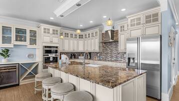 House, 5 Bedrooms | Private kitchen | Fridge, oven, coffee/tea maker, toaster