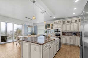 House, 5 Bedrooms | Private kitchen