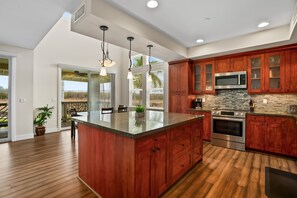 Condo, 3 chambres | Cuisine privée | Réfrigérateur, un four, cafetiÚre-théiÚre, grille-pain