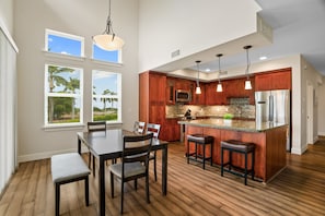 Condo, 3 chambres | Restauration