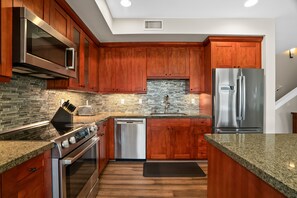 Condo, 3 Bedrooms | Private kitchen