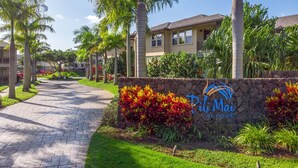 A pathway leading to a building with a sign that reads "Pili Mai at Po'ipu". - Kauai Pili Mai 14i 3 Bedroom Condo (Koloa)
