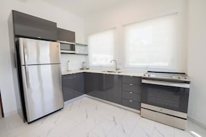 Four à micro-ondes, un four, surface de cuisson, table de salle à manger