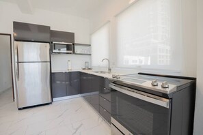 Mikrowelle, Herdplatte, Kochgeschirr/Geschirr/Besteck, Esstisch