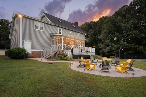 Clayton's Pickle - Enjoy Pickleball, Hot Tub, Fire Pit, 3 King Beds, Hammocks