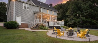 Clayton's Pickle - Enjoy Pickleball, Hot Tub, Fire Pit, 3 King Beds, Hammocks
