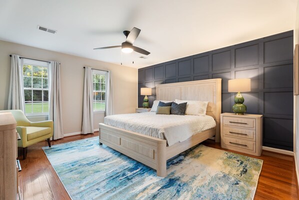 5 bedrooms, desk, iron/ironing board, travel crib