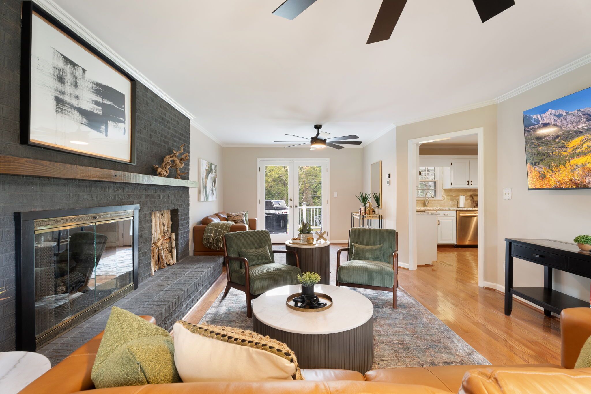 Smart TV, tenis de mesa, libros y monitor de computadora 