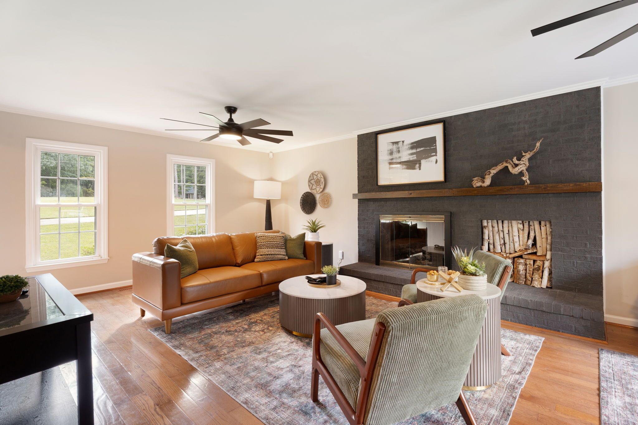 Älytelevisio, pöytätennispöytä, kirjoja, tietokoneen näyttö