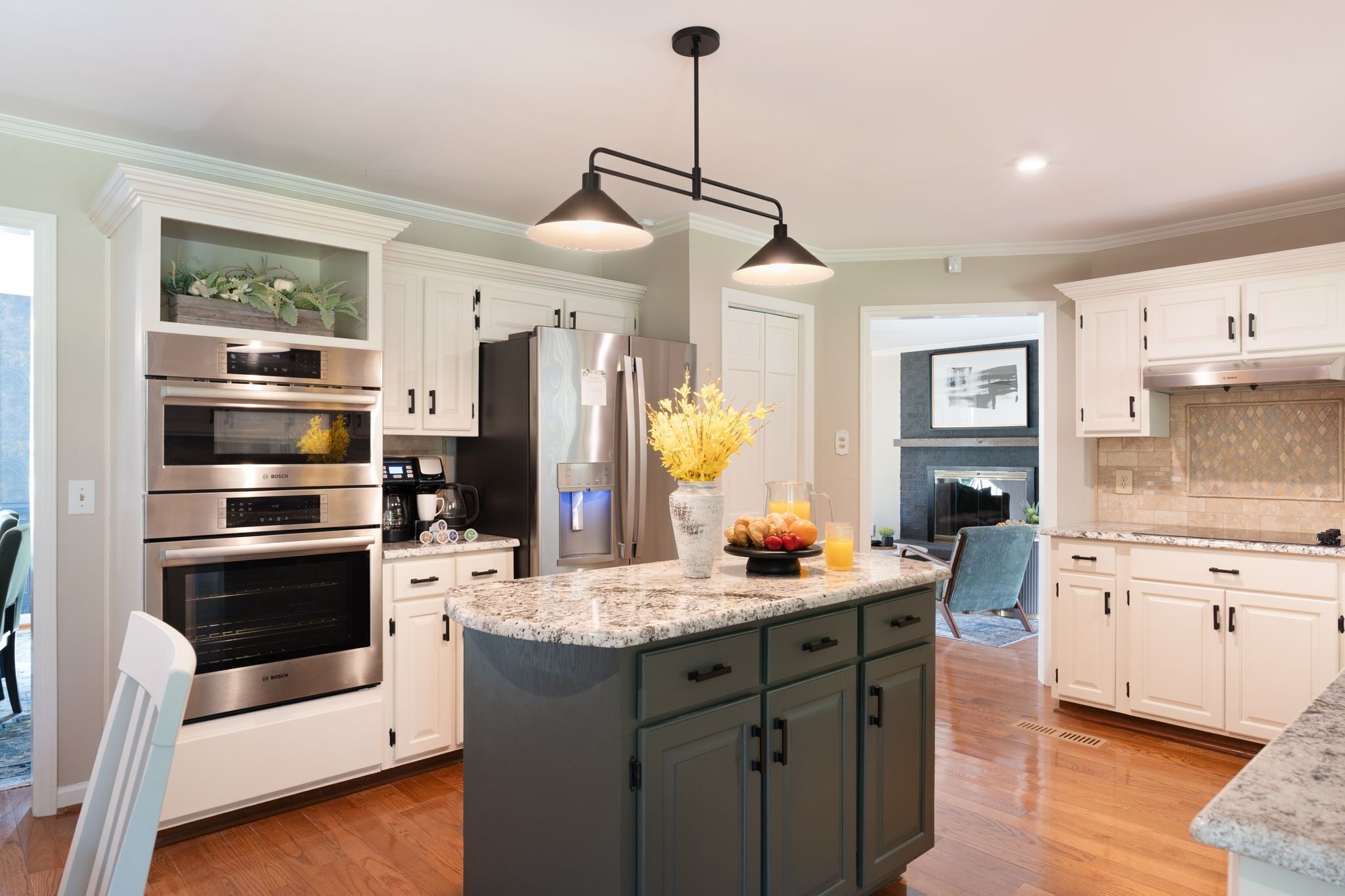 Jääkaappi, mikroaaltouuni, uuni, liesi