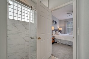 4 bedrooms, iron/ironing board, travel crib, WiFi - Disney Getaway~Pool~Gated Resort~Near Parks (Kissimmee)