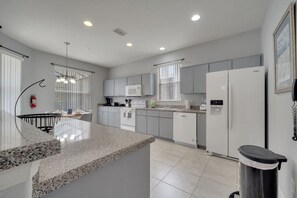 ثلاجة، ميكروويف، فرن، موقد طهي مسطح