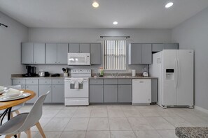 ثلاجة، ميكروويف، فرن، موقد طهي مسطح