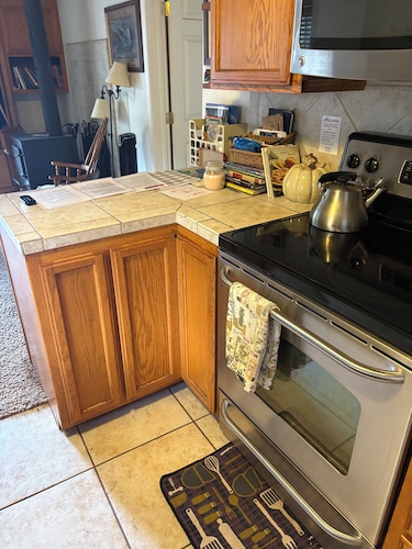 Rustic 2-bedroom house in fabulous Dunsmuir. Only 10 miles away from Mt. Shasta