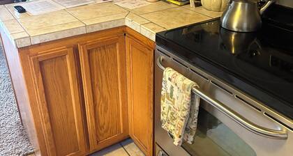 Rustic 2-bedroom house in fabulous Dunsmuir. Only 10 miles away from Mt. Shasta