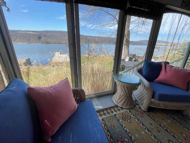 Peaceful Lake Front Home With Amazing Views. - Naples, NY