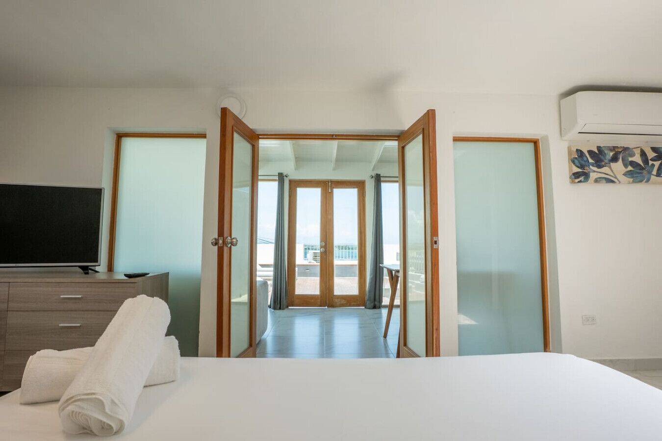 Escrivaninha, Wi-Fi, roupa de cama