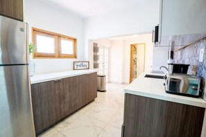 Kokeplater, kjøkkenutstyr og spisebord