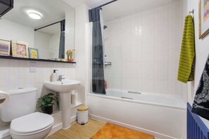 Douche, sĂšche-cheveux, shampoing