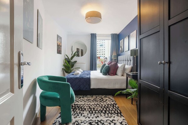 2 bedrooms, desk, iron/ironing board, WiFi