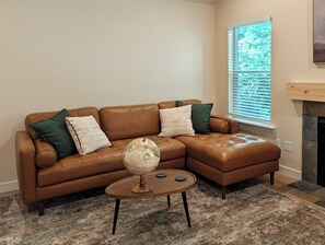 TV connectée, cheminée, jeux vidéo, livres