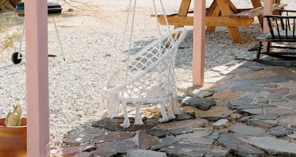 Charming cabin with AC in Joshua Tree