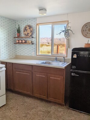 Microwave, oven, stovetop - Charming cabin with AC in Joshua Tree (Joshua Tree)