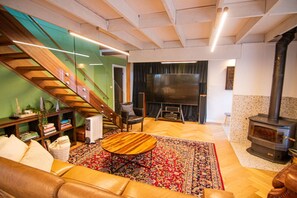 TV, fireplace, stereo