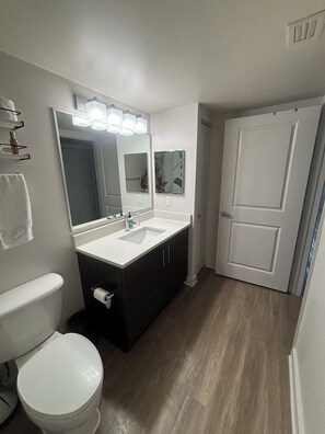 Haartrockner, Handtücher, Seife, Shampoo